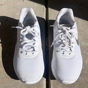 Women’s Nike Revolution 6 Next Nature in the “White / Pure Platinum / (SIZE 8)